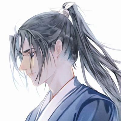 职校门口排起长队